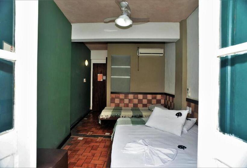 غرفة قياسية ثلاثية, Laranjeiras Hostel