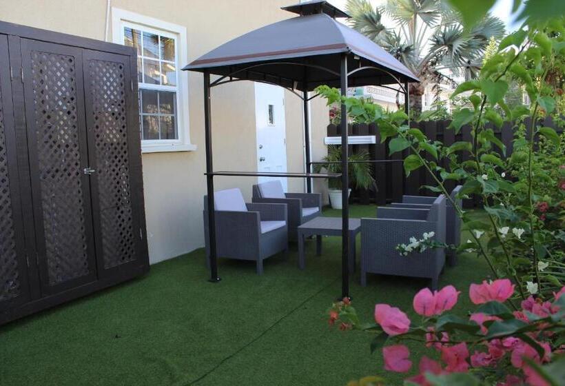 استودیوی لوکس, Melbourne Inn