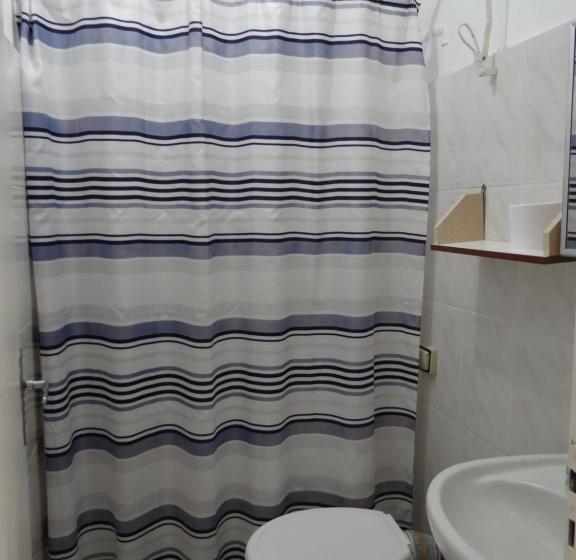 标准三人间, Roma