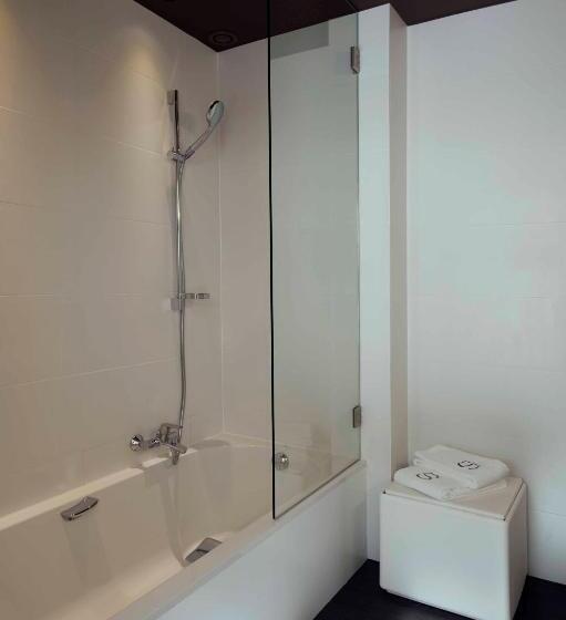 수피리어 룸, Square