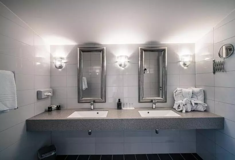 Deluxe Suite Sea View, Sagafjord Hotel   By Classic Norway Hotels