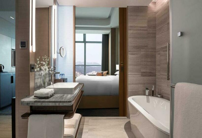 带大床的标准间, Hilton Jinan South Hotel & Residences