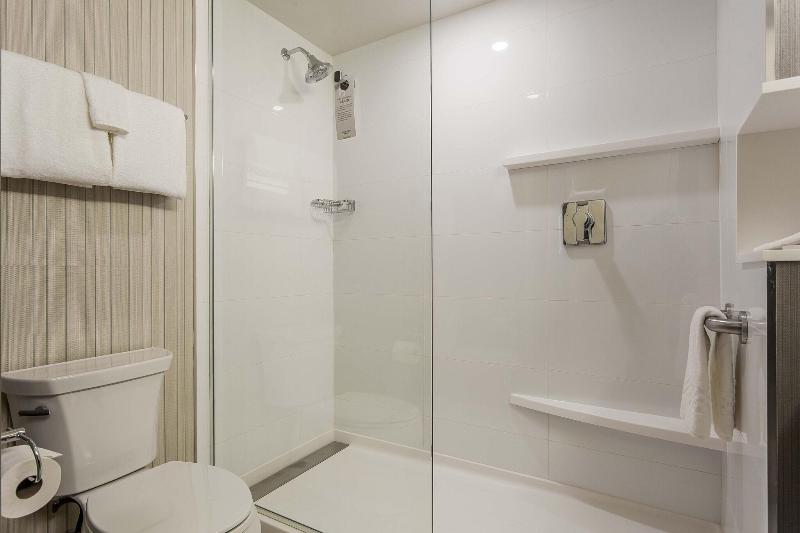 غرفة قياسية سرير كينج, Courtyard By Marriott Montreal West Island/baie D’urfe