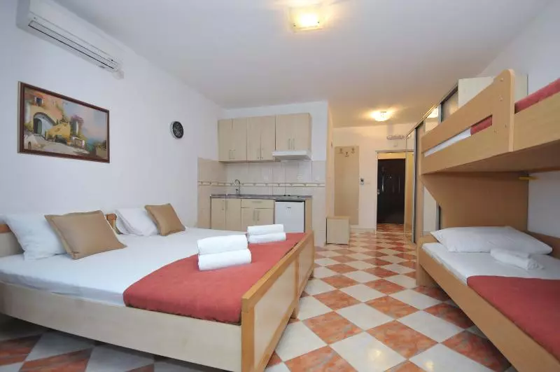 استودیوی استاندارد, D&d Apartments 3