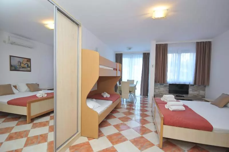 استودیوی استاندارد, D&d Apartments 3