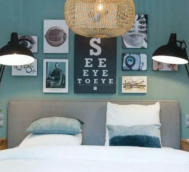 Basic Room, Eye