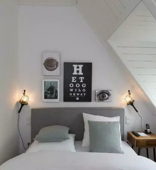 Basic Room, Eye