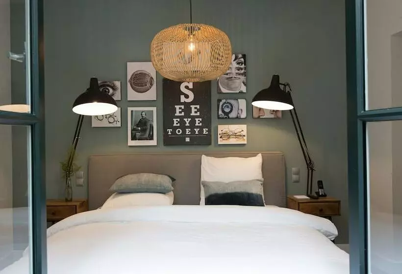 Basic Room, Eye
