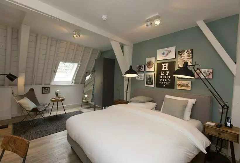Deluxe Room, Eye