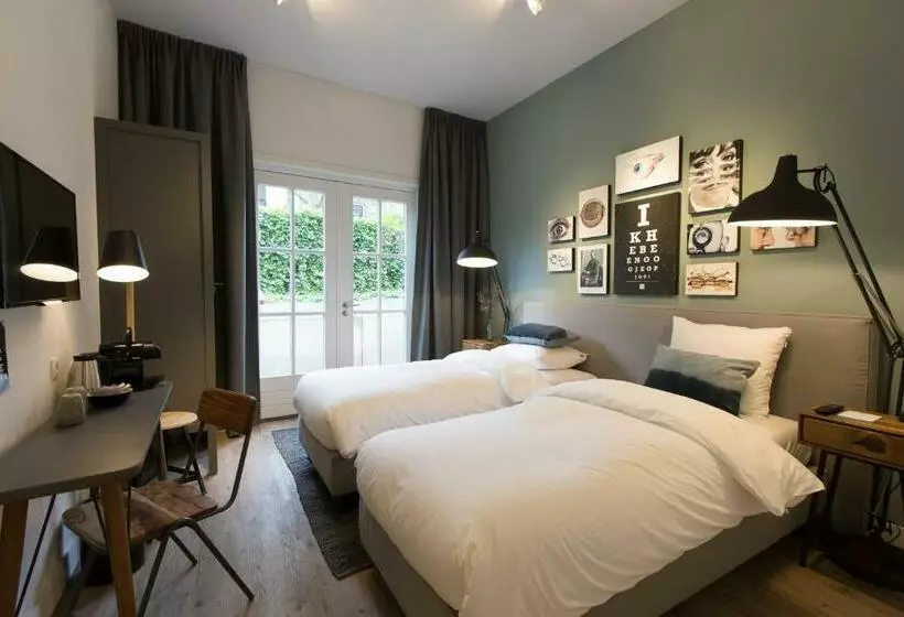 Standard Room, Eye