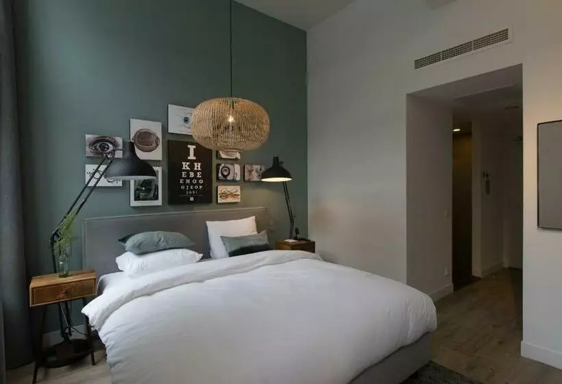 Deluxe Room, Eye