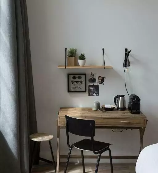 Deluxe Room, Eye