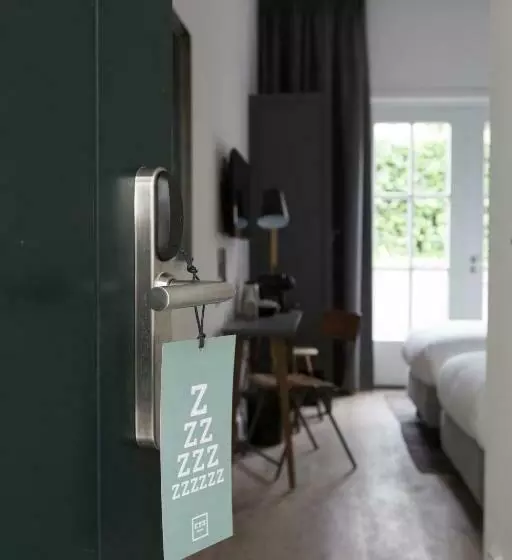 Standard Room, Eye