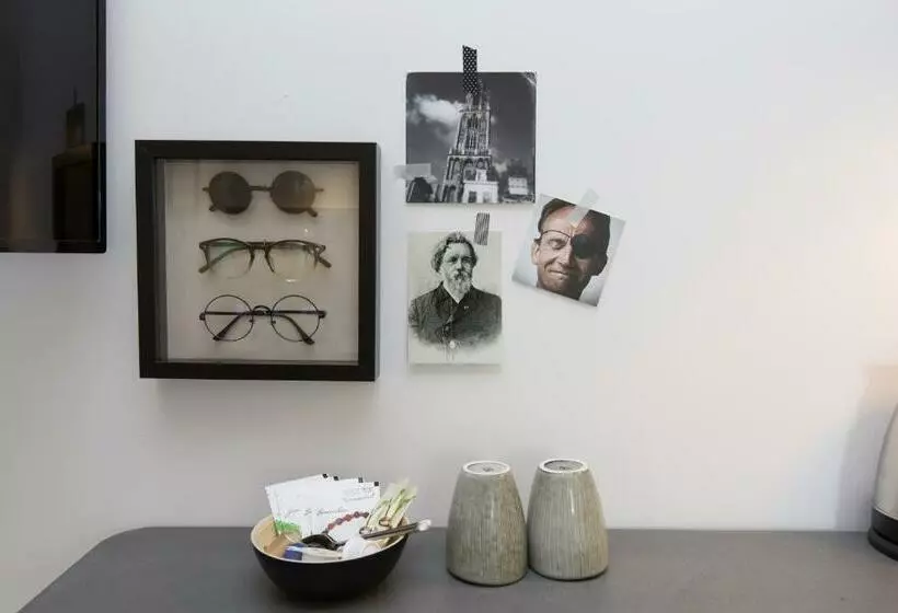 Standard Room, Eye