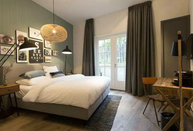 Standard Room, Eye