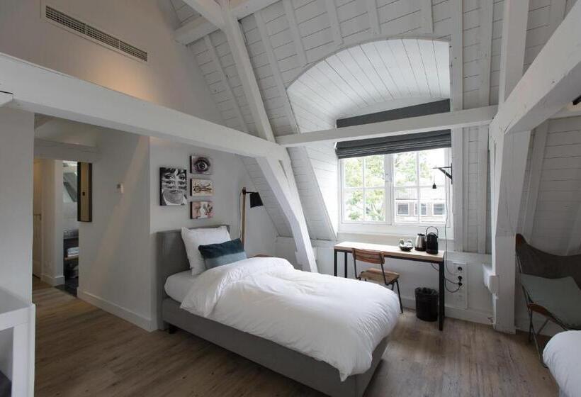 חדר משפחתי דלוקס, Eye