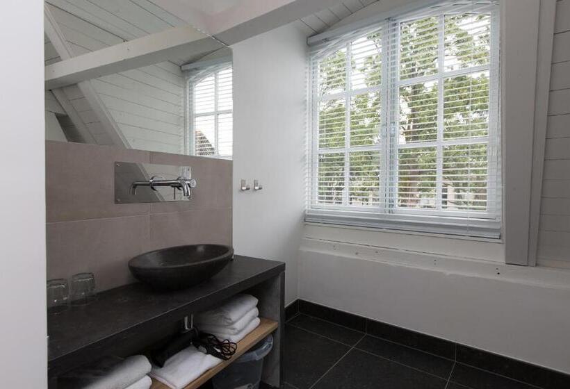 חדר משפחתי דלוקס, Eye