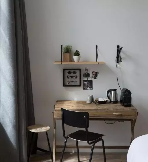 Family Suite, Eye