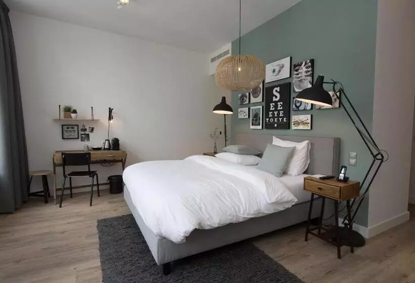 Family Suite, Eye