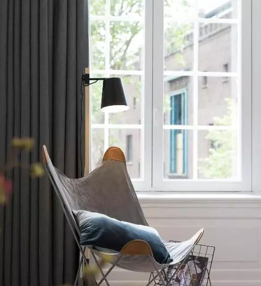Deluxe Suite, Eye