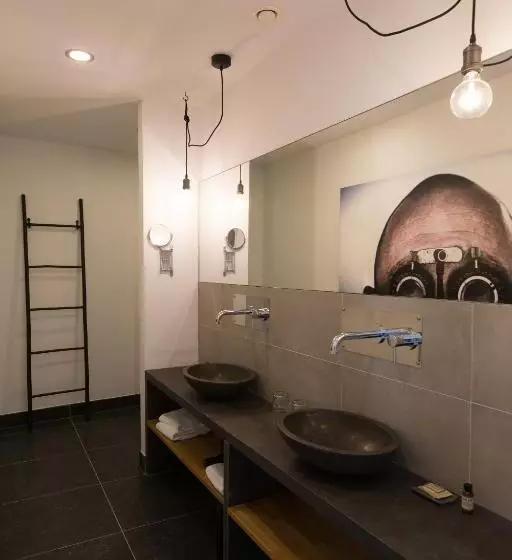 Deluxe Suite, Eye
