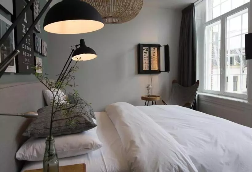 Deluxe Suite, Eye