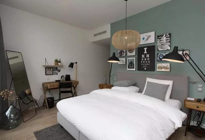Deluxe Suite, Eye
