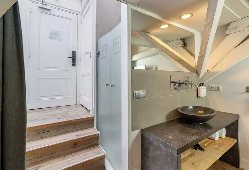 Basic Room, Eye