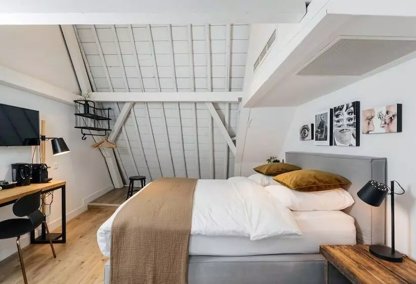 Basic Room, Eye