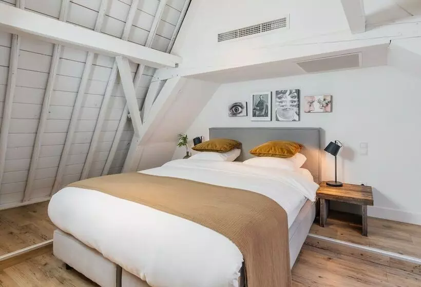 Basic Room, Eye