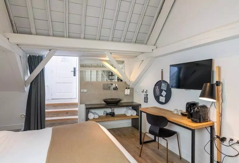 Basic Room, Eye
