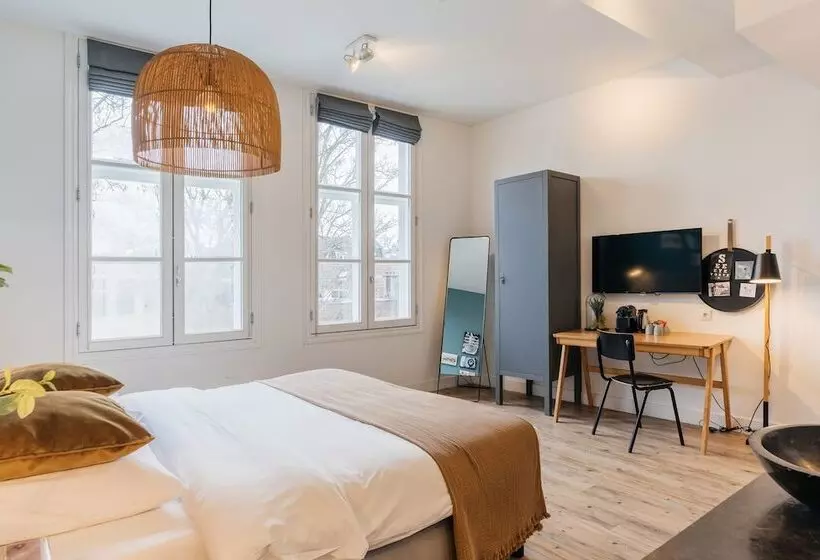 Deluxe Room, Eye