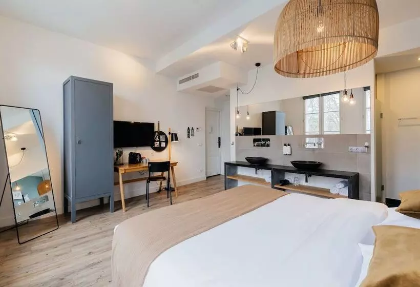 Deluxe Room, Eye