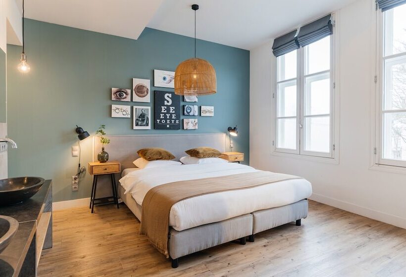 חדר דלוקס, Eye