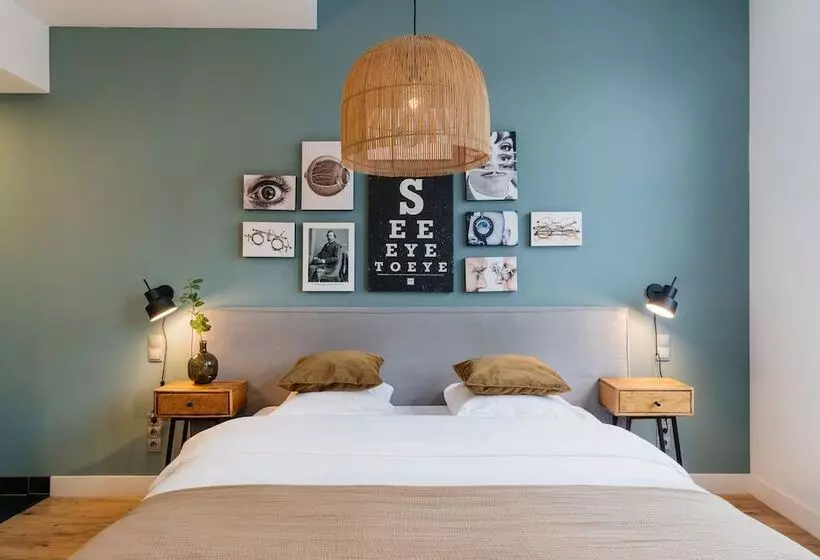 Deluxe Room, Eye