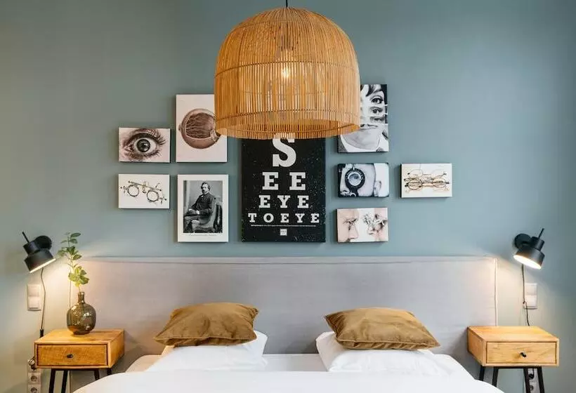 Deluxe Room, Eye