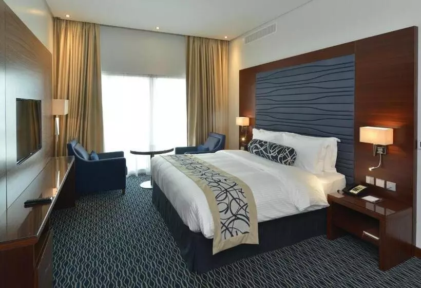 اتاق استاندارد با تخت بزرگ برای معلولان, Ramada By Wyndham Manama City Centre