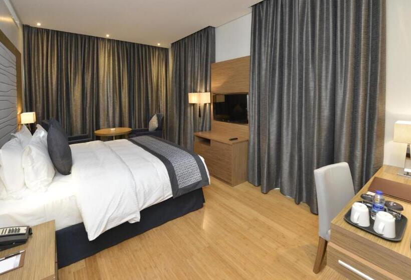 اتاق استاندارد با تخت بزرگ برای معلولان, Ramada By Wyndham Manama City Centre