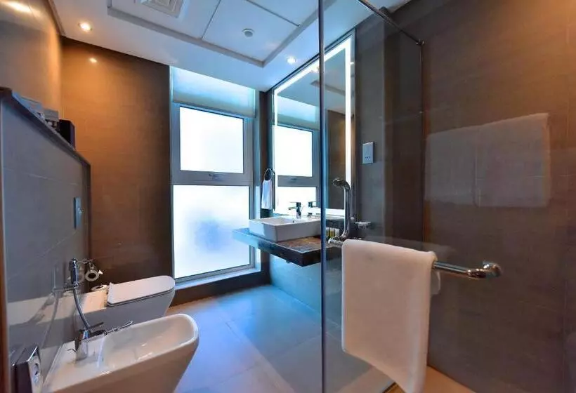 اتاق لوکس با تخت بزرگ, Ramada By Wyndham Manama City Centre