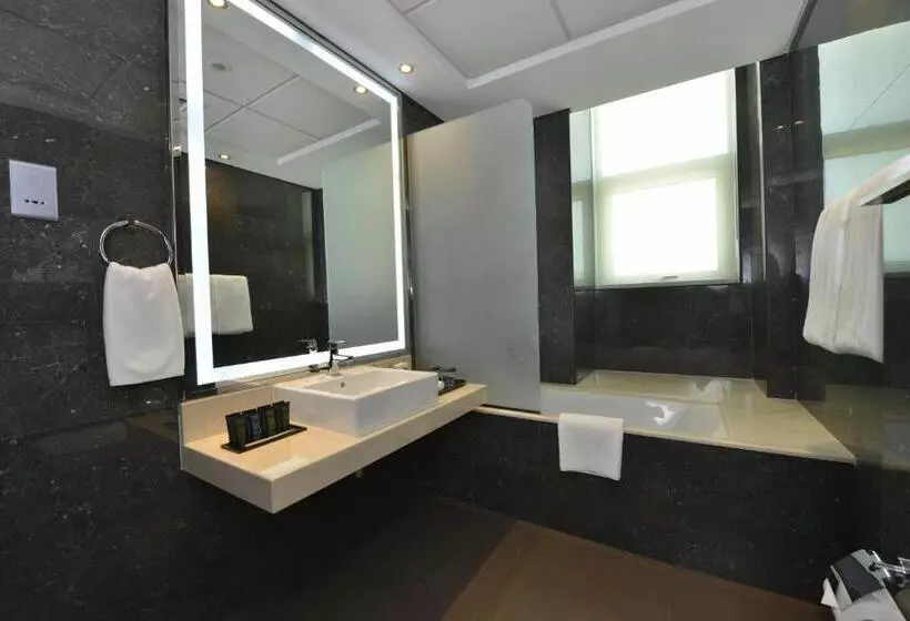 سوییت جونیور, Ramada By Wyndham Manama City Centre