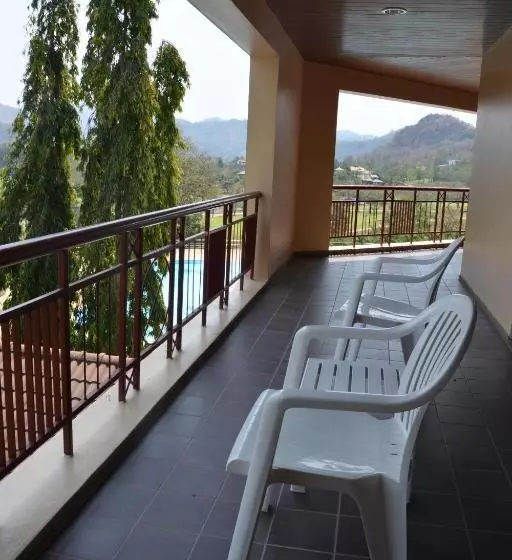 Perhesviitti, Sir James Resort