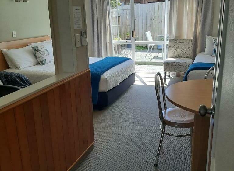 إستوديو قياسى, Cottage Mews Motel