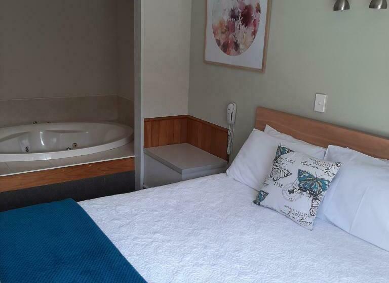 إستوديو قياسى, Cottage Mews Motel