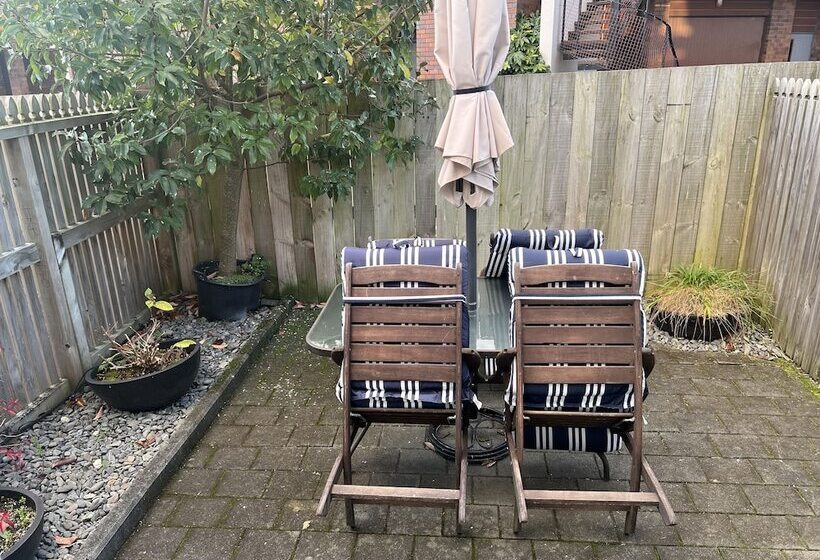 إستوديو قياسى, Cottage Mews Motel