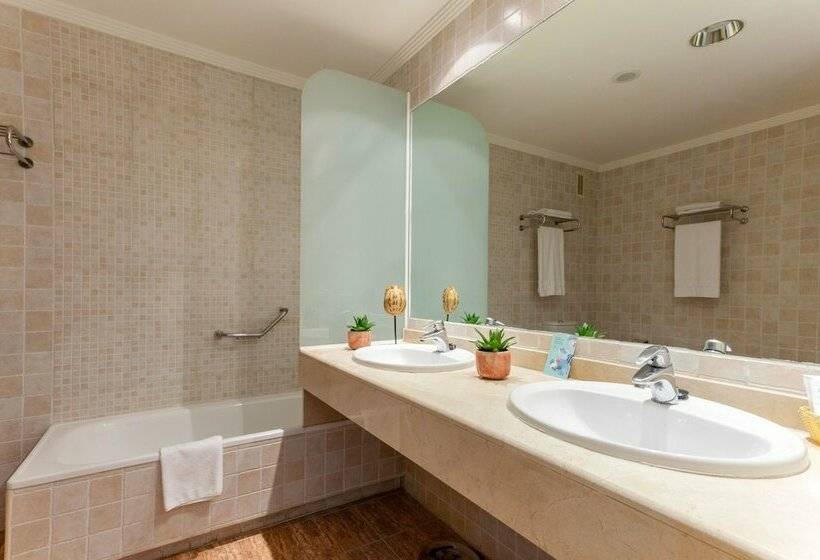 Полулюкс, Holiday World Resort