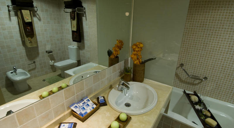 Полулюкс, Holiday World Resort