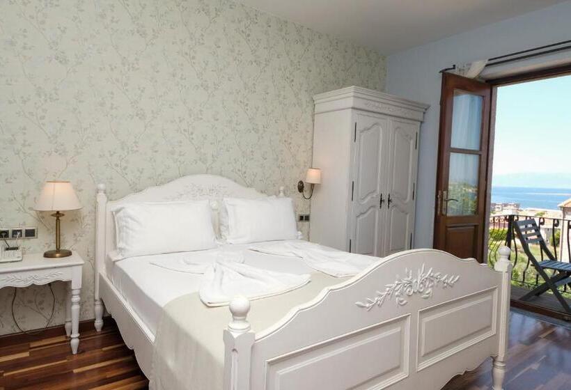 اتاق استاندارد با بالکن و چشم‌انداز دریا, Cunda Labris