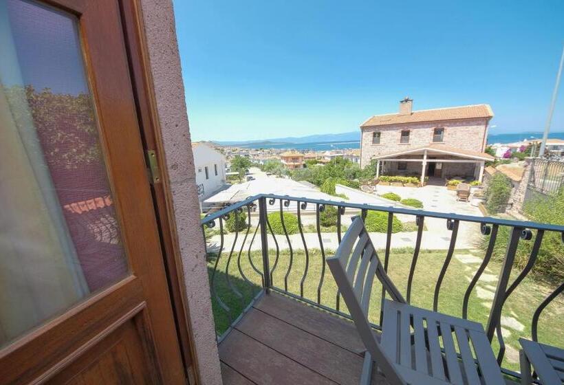 اتاق استاندارد با بالکن و چشم‌انداز دریا, Cunda Labris