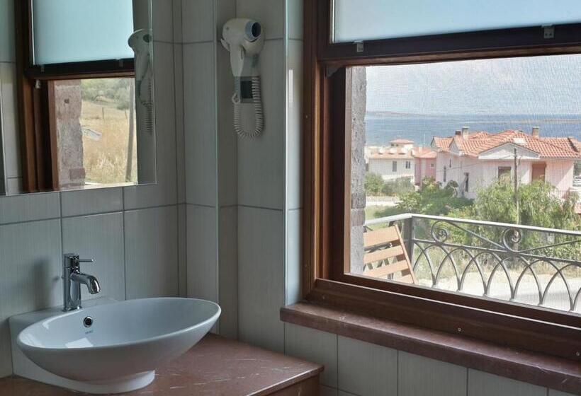 اتاق استاندارد با بالکن و چشم‌انداز دریا, Cunda Labris