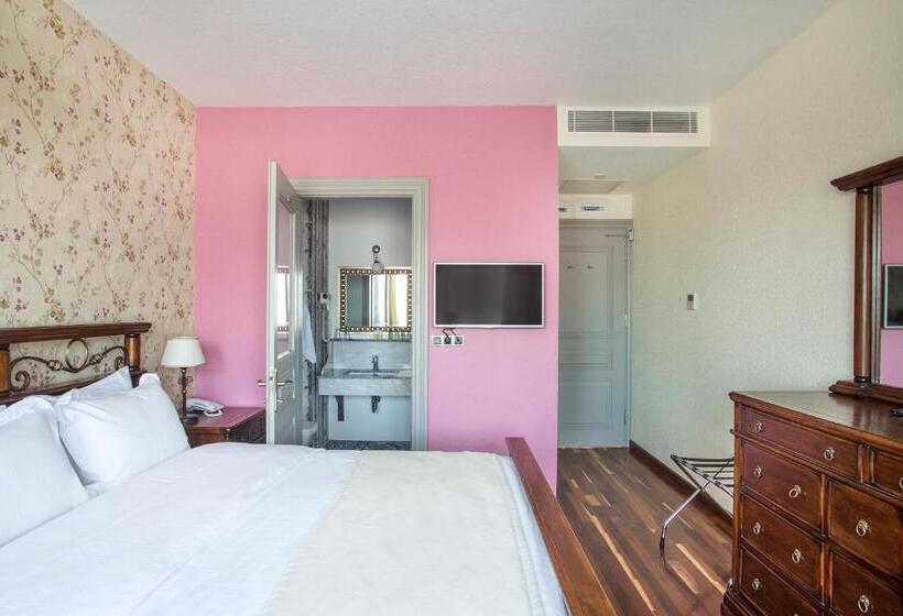 اتاق استاندارد با بالکن و چشم‌انداز دریا, Cunda Labris